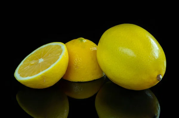 Lemons Reflective Black Studio Background — Stock Photo, Image