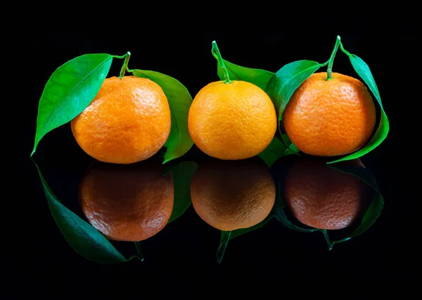 Tangerines Reflective Black Studio Background — Stock Photo, Image