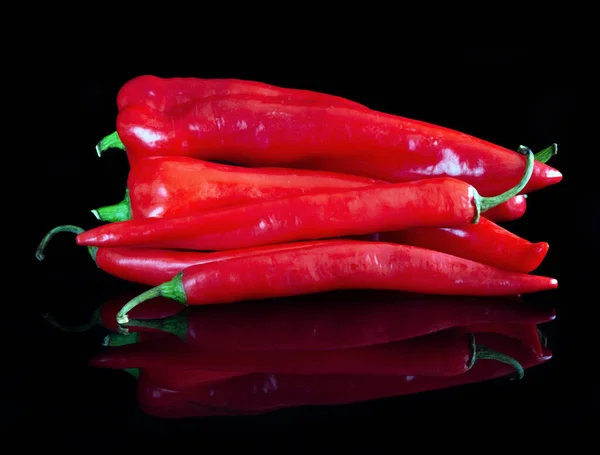 Pimientos Rojos Sobre Fondo Negro Reflectante — Foto de Stock