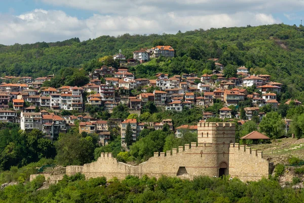 ブルガリアにある魅力的な町ヴェリコ タルノヴォ市からの眺め — ストック写真
