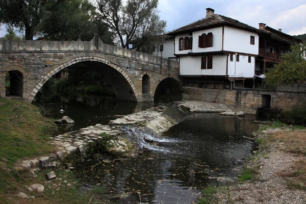 Uma velha ponte em Tryavna, Bulgária — Fotografia de Stock