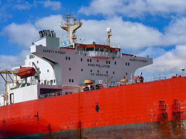 Pensacola, Florida, ABD limanına yanaşan bir petrol ikmal gemisinin yakını.