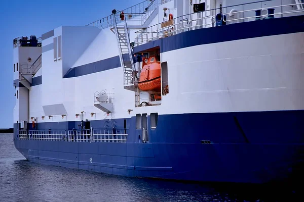 Pensacola, Florida, ABD limanına yanaşmış bir araştırma gemisinin yakınına.