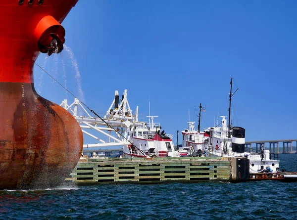 Primer Plano Del Casco Delantero Buque Suministro Petróleo Atracado Puerto —  Fotos de Stock