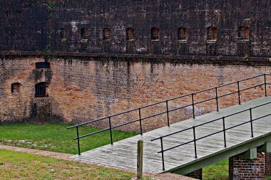 Asma köprülerini kapatarak, savunmacılar saldırıya karşı olan kuşkuyu sıkıca kapatabilirlerdi. Gelişmiş Redoubt, Fort Barrancas 'ın hemen kuzeyinde yer alır ve Fort Barrancas ve Navy Yard' ı kara saldırısından korumak için inşa edilmiştir. Pensacola, Florida, ABD