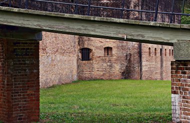 Kale, onu saldırıdan koruyan kuru bir hendekle çevriliydi. İleri Redoubt Fort Barrancas 'ın hemen kuzeyinde yer alır ve Fort Barrancas ve Navy Yard' ı kara saldırısından korumak için inşa edilmiştir. Pensacola, Florida, ABD