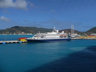 St. Maarten rıhtımına yanaşmış bir yolcu gemisi var.