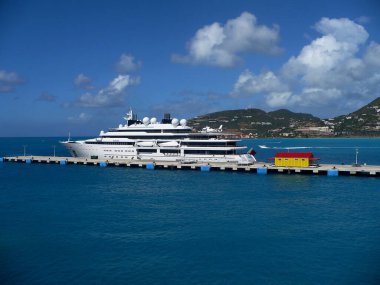 St. Maarten rıhtımına yanaşmış bir yolcu gemisi var.