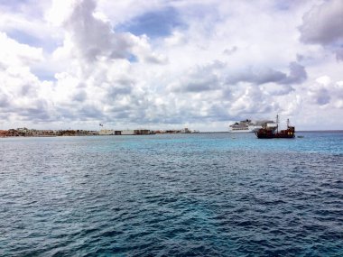 Cozumel, Meksika kıyılarına demir atmış bir yolcu gemisi.
