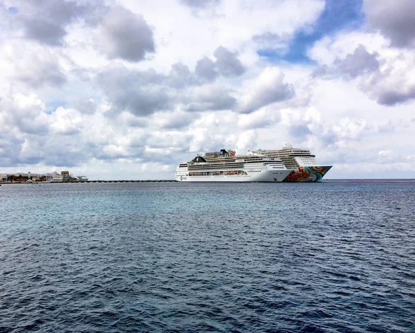 Cruiseschip Voor Kust Van Cozumel Mexico — Stockfoto