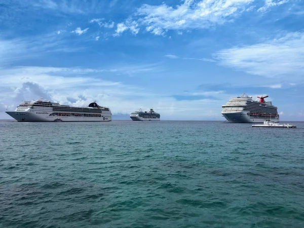 Kreuzfahrtschiffe Vor Anker Grand Cayman — Stockfoto