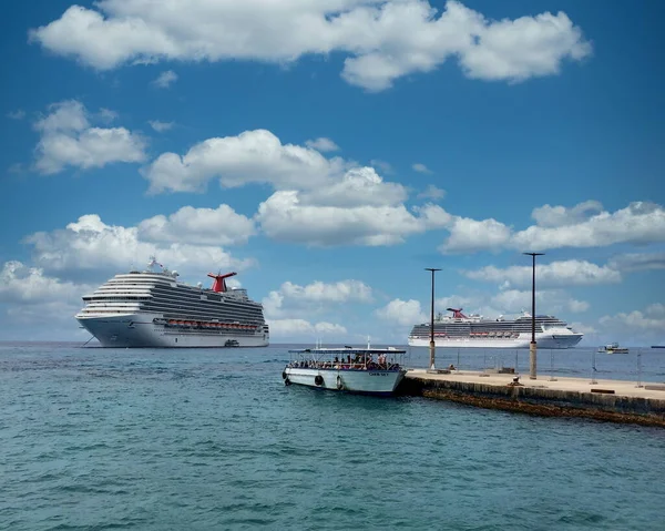Cruiseschepen Voor Anker Grand Cayman — Stockfoto