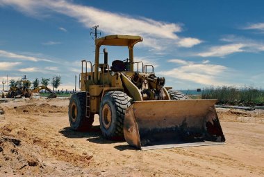 İnşaat alanında oturan bir buldozer yeni bir park için yer açıyor. Pensacola, Florida, ABD