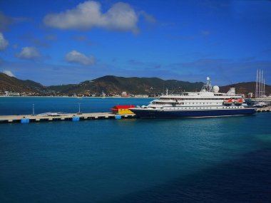 St. Maarten rıhtımına yanaşmış bir yolcu gemisi var.