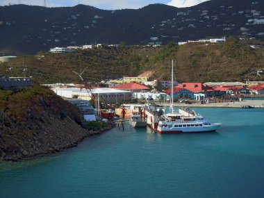 St. Thomas Limanı, ABD Virgin Adaları 'na yanaşan gemilerin görüntüsü.