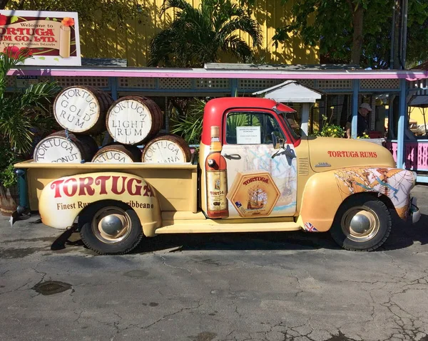 Camión Estacionado Frente Tienda Tortuga Rum Company Georgetown Gran Caimán —  Fotos de Stock