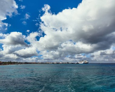 Cozumel, Meksika kıyılarına demir atmış tekneler ve yolcu gemileri.