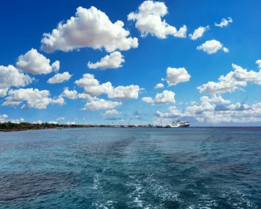 Cozumel, Meksika kıyılarına demir atmış bir yolcu gemisi.