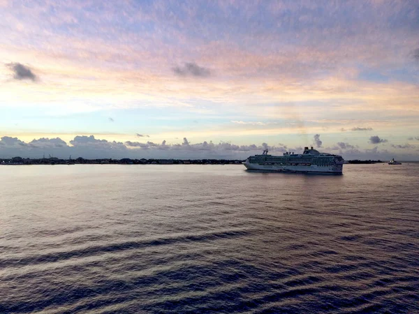 ケイマン諸島の日の出とカリブ海クルーズ船 — ストック写真