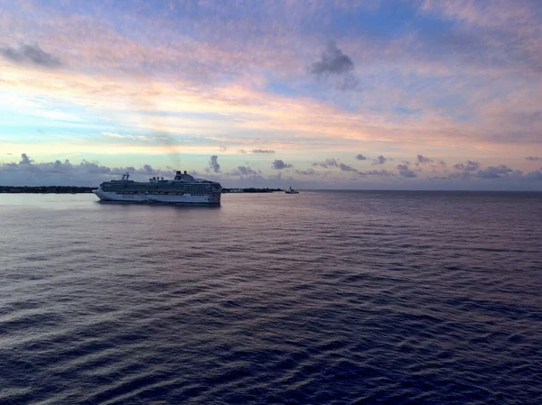 Caraïbisch Cruiseschip Met Zonsopgang Kaaimaneilanden — Stockfoto