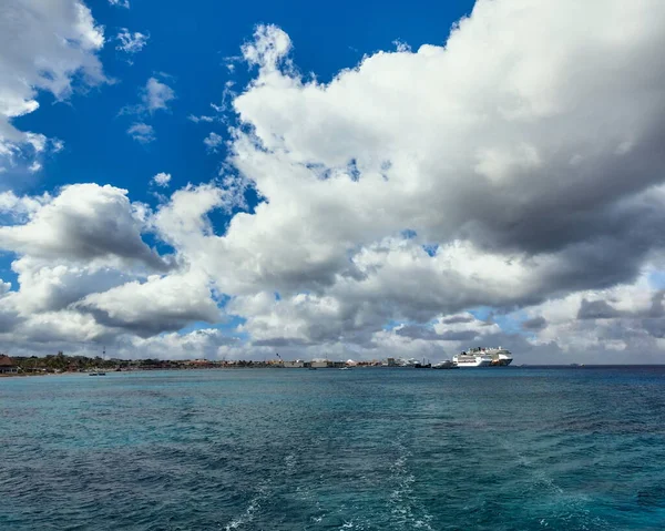 Boote Und Kreuzfahrtschiff Ankern Vor Der Küste Von Cozumel Mexiko — Stockfoto