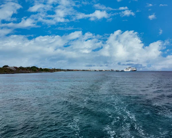 Statek Wycieczkowy Zakotwiczony Wybrzeży Cozumel Meksyk — Zdjęcie stockowe