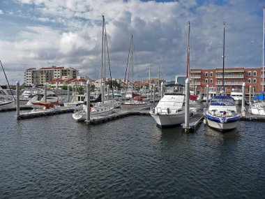 Pensacola, Florida 'daki Palafox Rıhtımı' na tekne ve yatlar yanaştı.