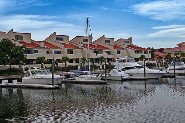 停泊在佛罗里达州彭萨科拉市中心皇家港的船只和游艇 — 图库照片