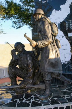 Pensacola Gaziler Anıt Parkı Amerika 'nın şehit düşmüş kahramanlarının yaşamlarını iyileştiren, hatırlayan, öğrenen ve kutlayan bir yer olmuştur. Pensacola, Florida