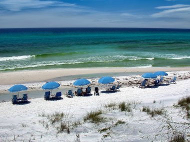 Tatilciler Navarre Beach, Florida 'da beyaz kum ve zümrüt suyun tadını çıkarıyorlar.