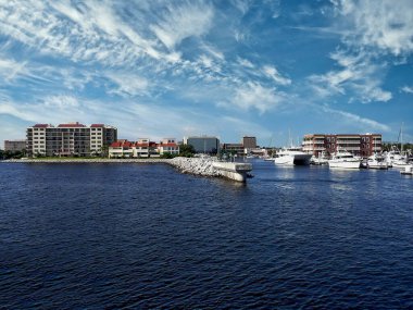 Pensacola, Florida 'nın merkezindeki Palafox İskelesine yanaşmış tekne ve yatlar.