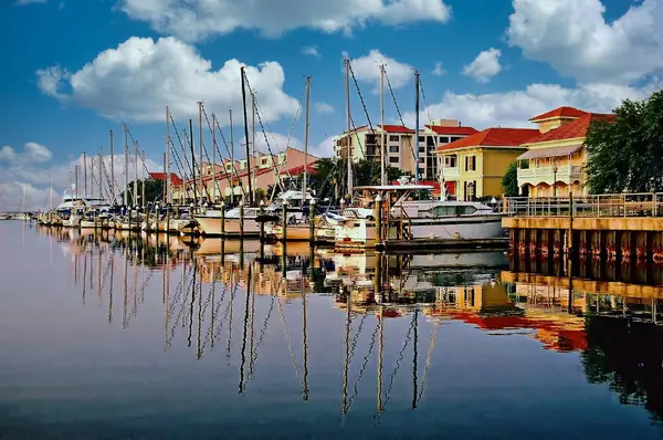 Pensacola, Florida 'daki Palafox Rıhtımı' na tekne ve yatlar yanaştı.