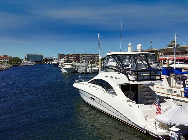 Pensacola, Florida 'daki Palafox Rıhtımı' na tekne ve yatlar yanaştı.