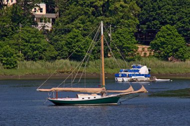 Greenwich Point, Connecticut 'ta demirli bir yelkenli.