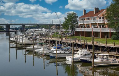 Botlar Greenwich, Connecticut 'ta bir marinaya yanaştı.