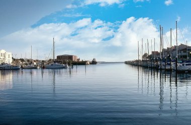 Pensacola, Florida şehir merkezindeki Pensacola Körfezi 'ne yanaşan tekne ve yatlar.
