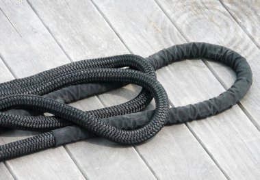 Rıhtımda uzanan ip.