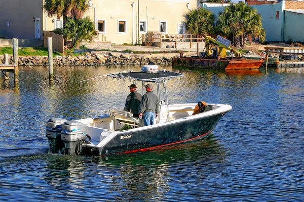 Két Ember Egy Hajón Pensacola Bay Pensacola Florida Usa — Stock Fotó