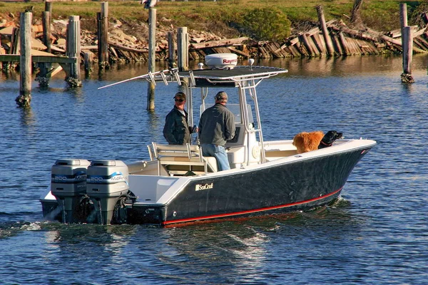 Két Ember Egy Hajón Pensacola Bay Pensacola Florida Usa — Stock Fotó