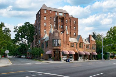 Greenwich, Connecticut Putnam Caddesi 'nde bir apartman ve mağaza manzarası