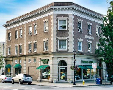 Greenwich Bulvarı, Connecticut 'ta bir apartman ve mağaza manzarası