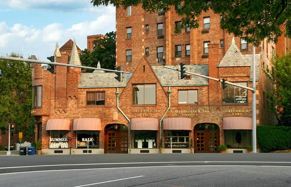 康涅狄格州格林威治普特南大街的一栋公寓楼和商店 — 图库照片