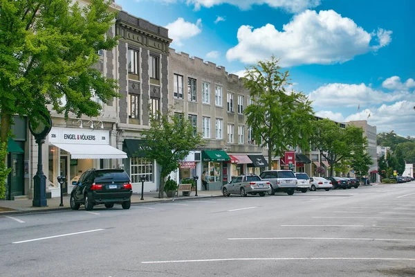 コネチカット州グリニッジのダウンタウンにあるグリニッジ アベニューのショッピング地区 — ストック写真