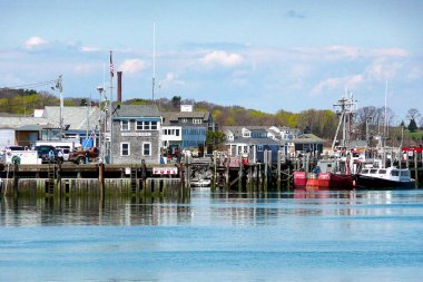 Plymouth Limanı, Plymouth, Massachusetts 'te tekne ve sahil şeridi