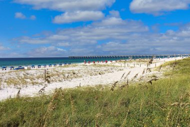 Uzak mesafede ki balıkçı iskelesi ile Pensacola Plajı manzarası, Pensacola, Florida