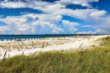 Uzak mesafede ki balıkçı iskelesi ile Pensacola Plajı manzarası, Pensacola, Florida