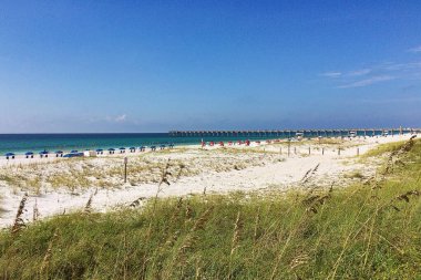 Uzak mesafede ki balıkçı iskelesi ile Pensacola Plajı manzarası, Pensacola, Florida