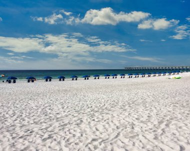 Uzak mesafede ki balıkçı iskelesi ile Pensacola Plajı manzarası, Pensacola, Florida