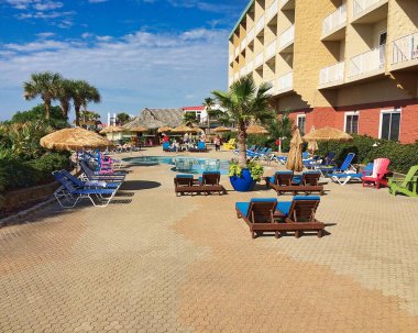 Pensacola Beach, Florida bir kınamak, görülen havuzu ve Salon Sandalyeler