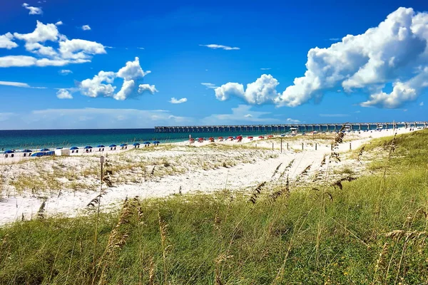 Uzak mesafede ki balıkçı iskelesi ile Pensacola Plajı manzarası, Pensacola, Florida